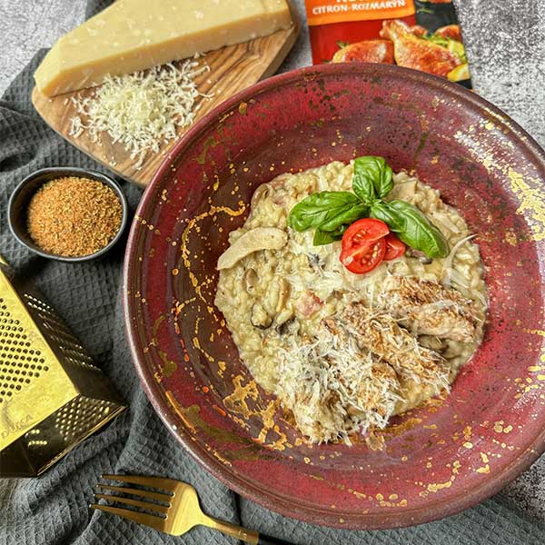 Rizoto s houbami a kuřecími kousky v parmezánu