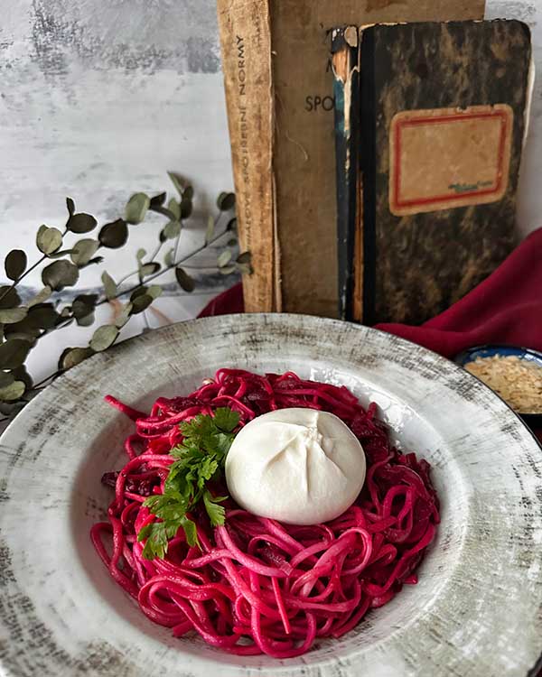 Špagety s červenou řepou a sýrem burrata